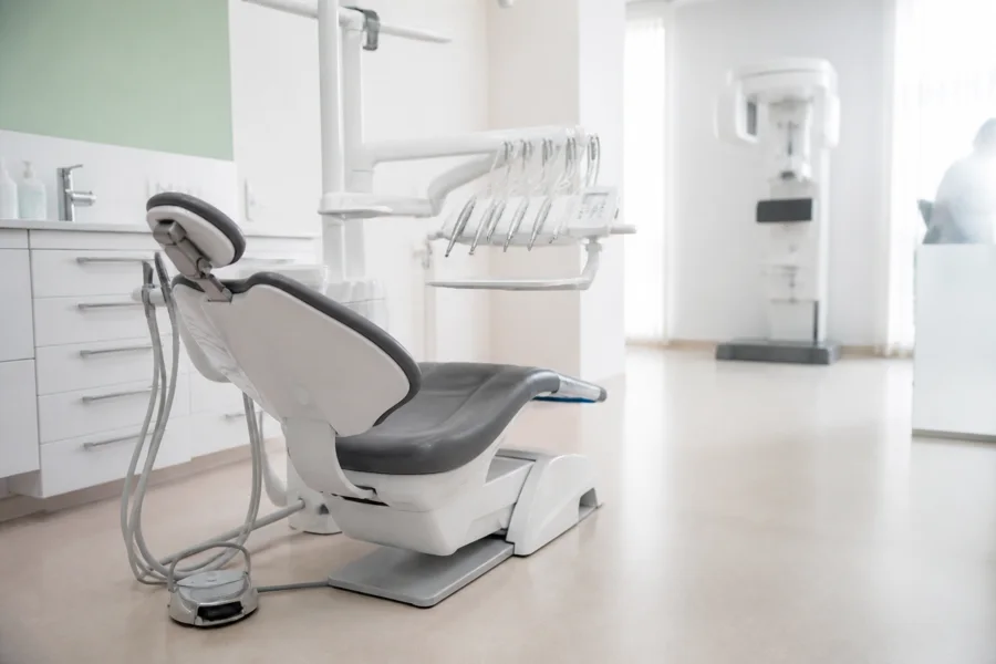 Fauteuil dentaire dans un cabinet moderne et lumineux