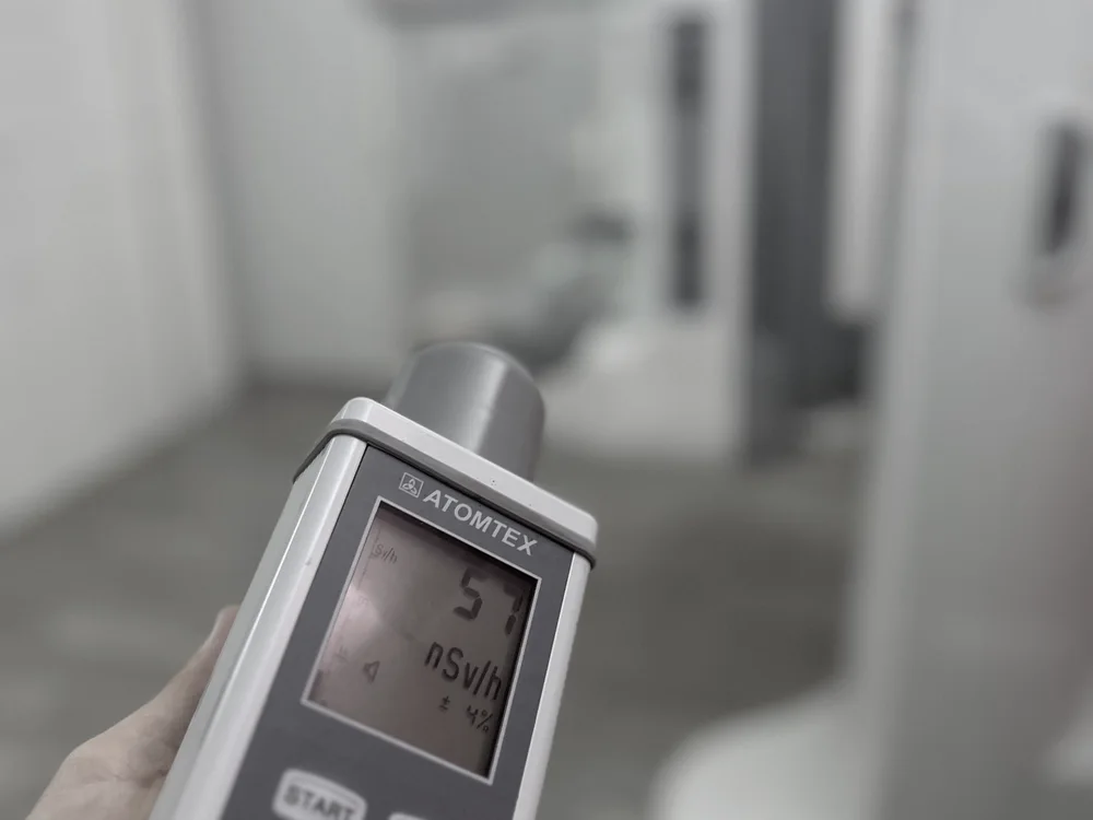 Mesure de débit de dose au radiamètre dans une salle de radiologie